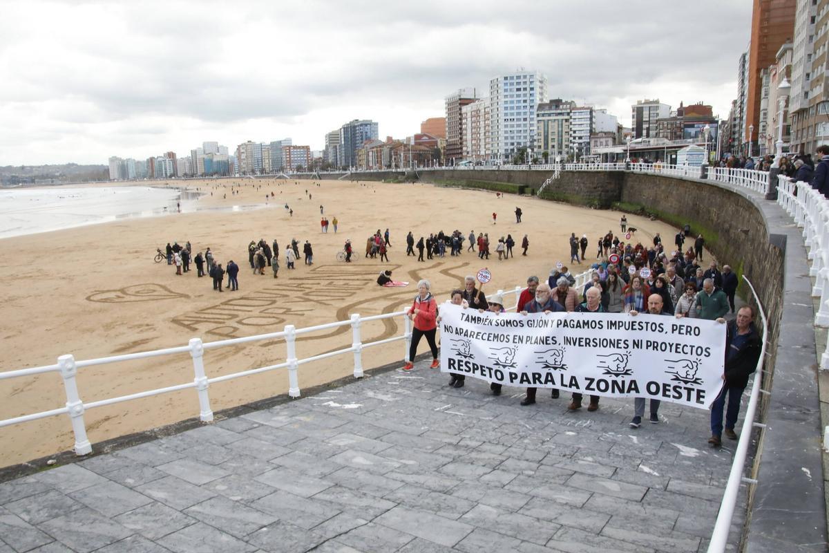 La reunión vecinal con la Alcaldesa por el vial de Jove, en imágenes