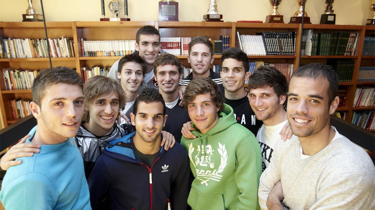 Oriol Romeu, en el fondo, con sus amigos de generación