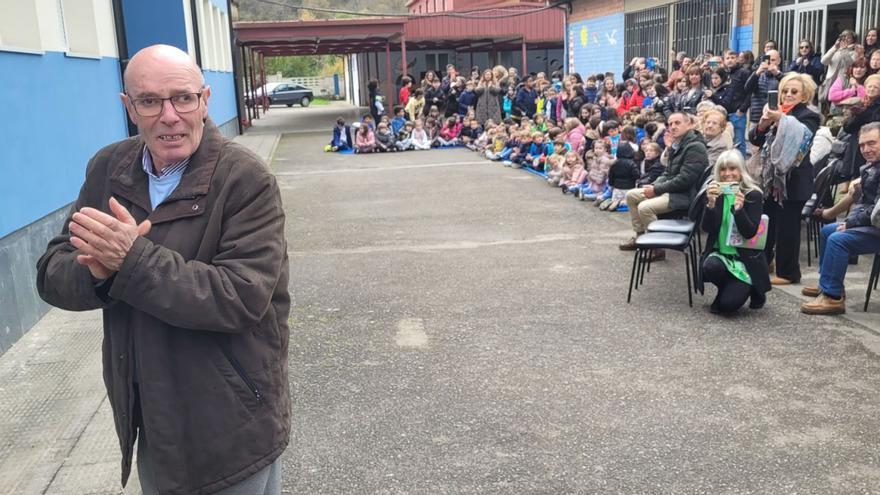 José Antonio Fernández, «Toñito», muy emocionado durante el acto de homenaje, con toda la comunidad educativa del colegio de Morcín detrás. | F. Delgado