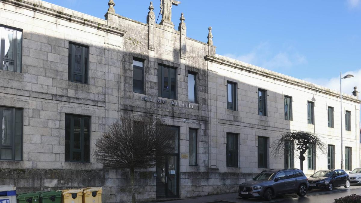 La fachada de uno de los edificios del IES de Allariz.