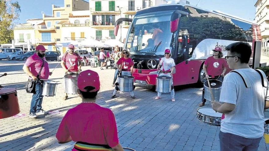 Concurrida fiesta solidaria de la donación de sangre en la plaza Carlos V de Alcúdia