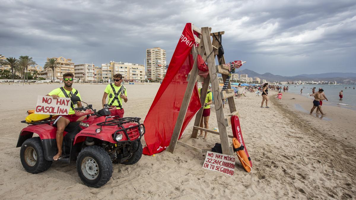 Un socorrista muestra un cartel de protesta sobre un quad.