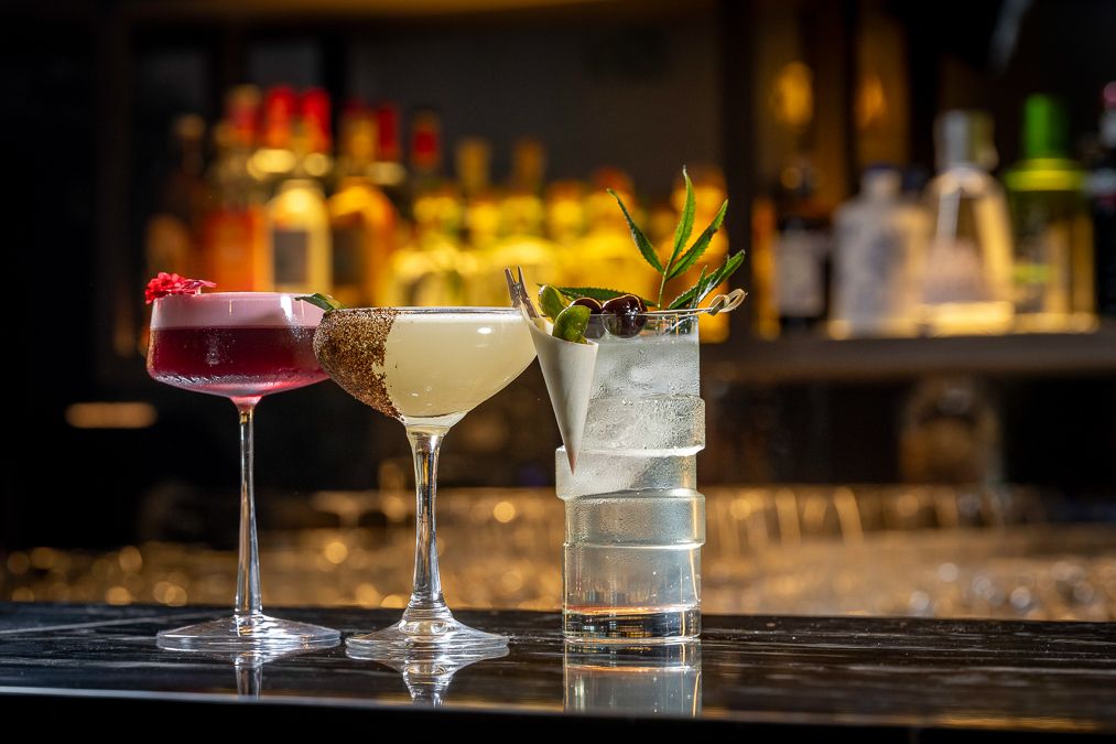 Cócteles de autor en el Mercado Madriles Reina Victoria, una de las propuestas gastronómicas que amplían la experiencia urbana del hotel.