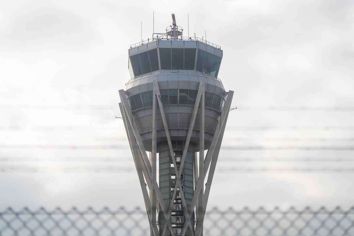El aeropuerto de Barcelona-El Prat no se espera a la ampliación: renovará el asfalto de la pista del mar, construirá nuevos carriles y modernizará instalaciones.
