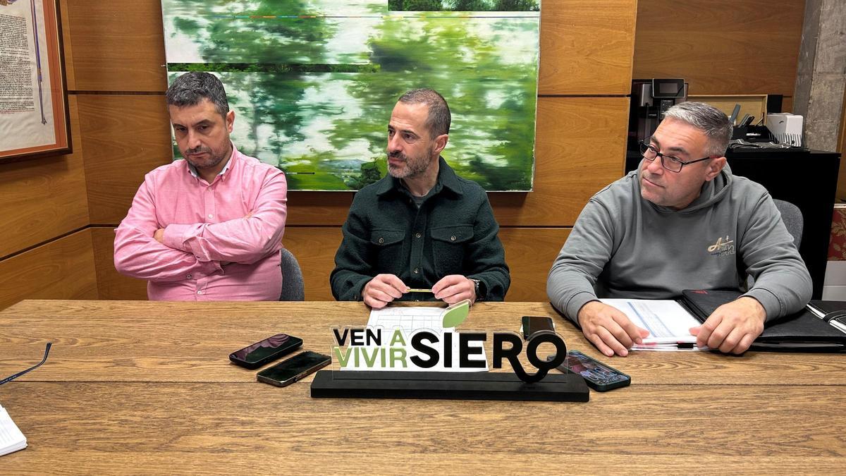 Por la izquierda, Javier Rodríguez, Ángel García y Pergentino Martínez, durante la rueda de prensa de este lunes, en el Ayuntamiento.
