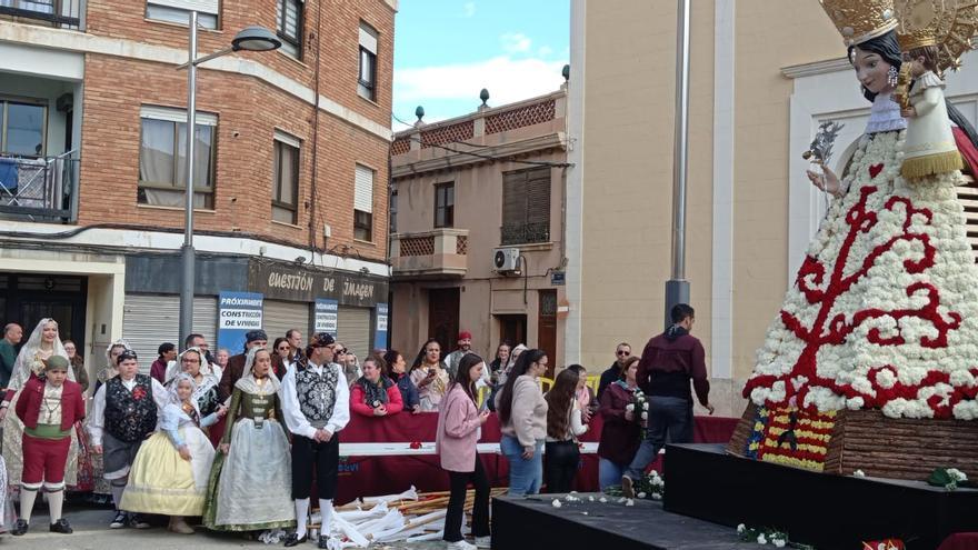 Sedaví ofrenda sus flores a una virgen rescatada del fango