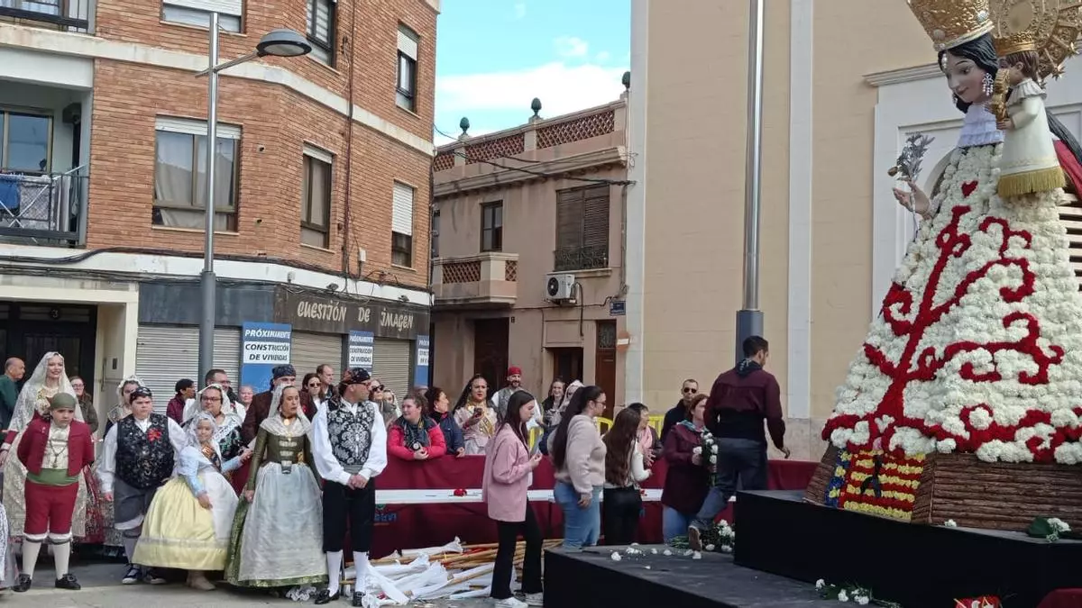 Sedaví ofrenda sus flores a una Virgen rescatada del fango