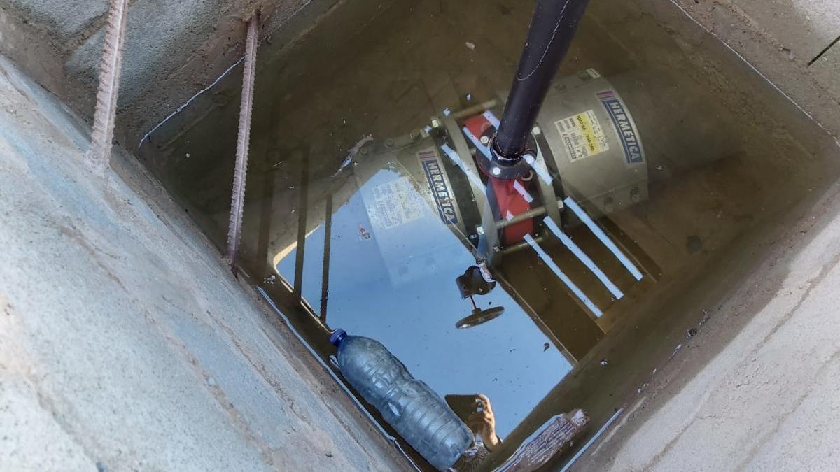 Arqueta en La Puebla llena de agua por el nivel freático del acuífero.