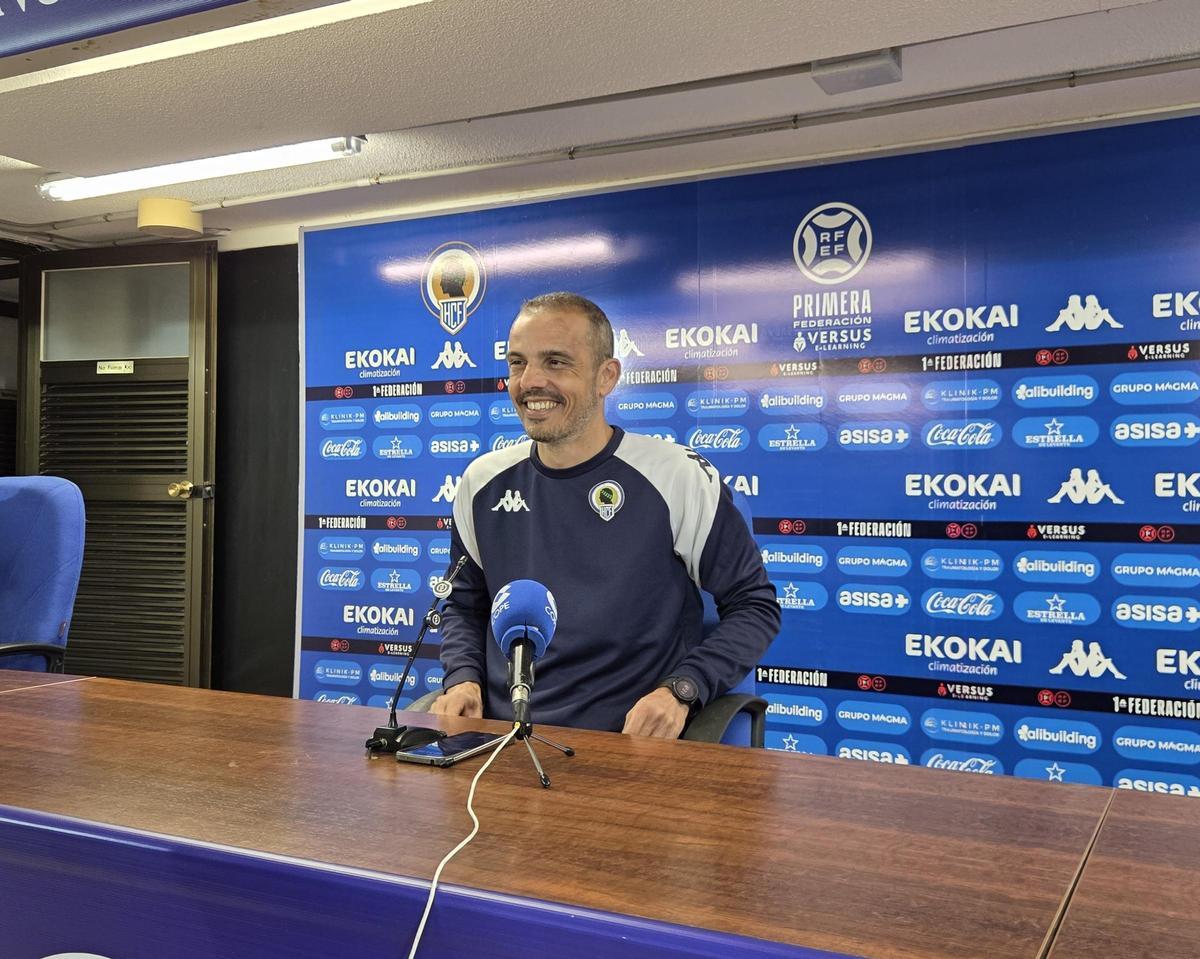 Beto Company, en la ruedad de prensa previa al Juventud Torremolinos-Hércules