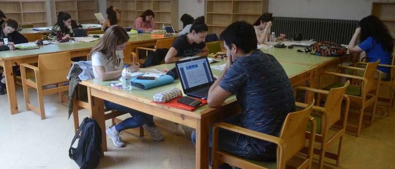 Usuarios en la biblioteca municipal de Vilagarcía. // Noé Parga