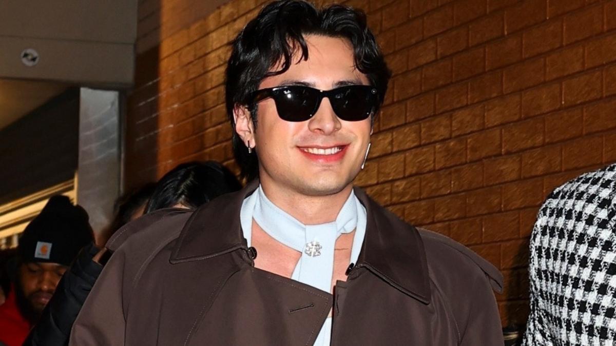 Hudson Williams en la calle