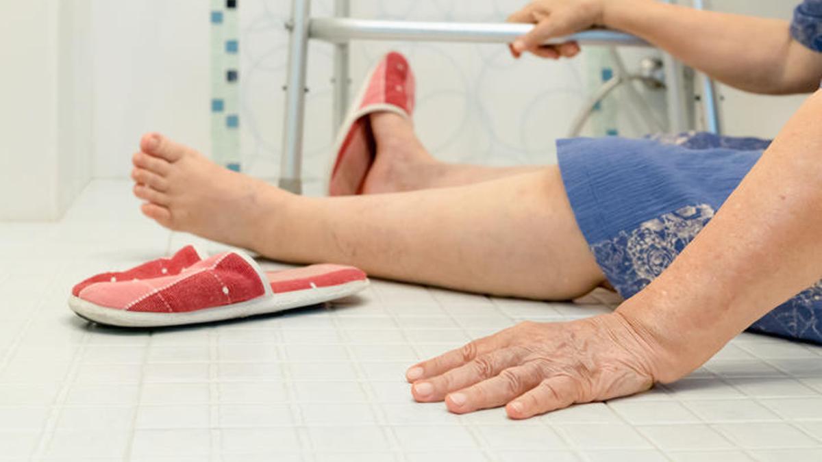 Una mujer mayor tras caer al suelo.