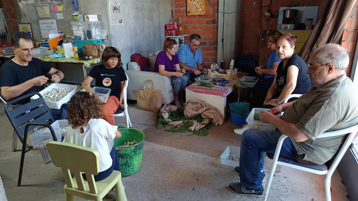 Alfombristas trabajando ayer en el local de Cunchas e Flores.
