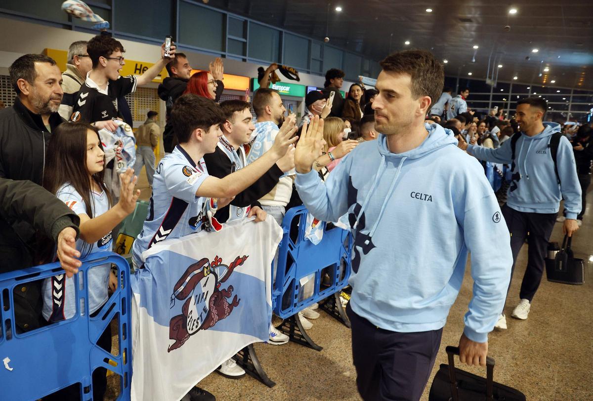 La llegada del Celta a Peinador tras la victoria ante el Olympique de Lyon