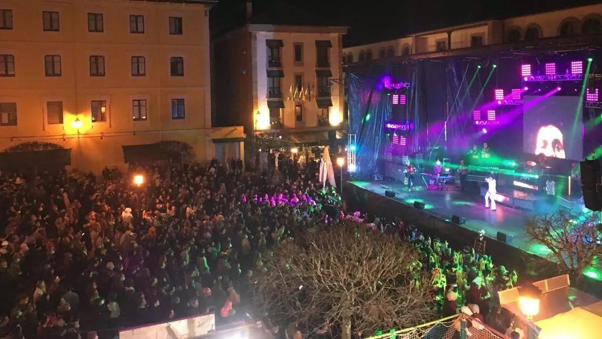 Actuación de "Vaya Panorama" en una edición anterior del Carnaval de Cangas de Onís.
