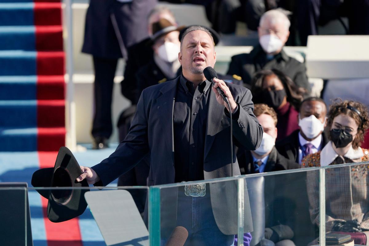 El cantante Garth Brooks canta ’Amazing Grace’ durante la toma de posesión de Biden.