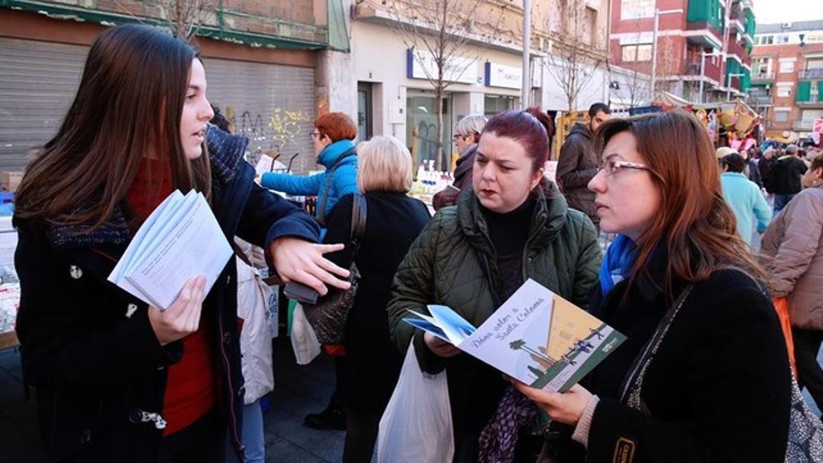 Marta Ortiz (izquierda) informa a dos vecinas sobre las formas de trasladar sus inquietudes al ayuntamiento.