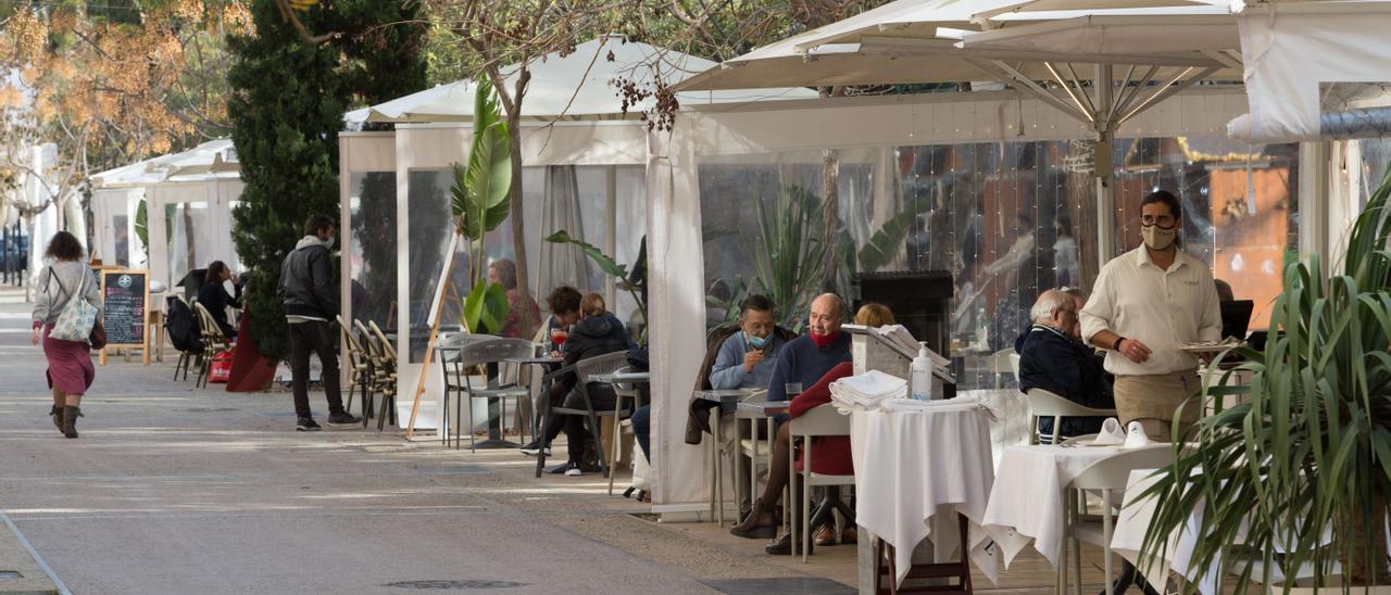 Terrazas en el paseo de Vara de Rey de Ibiza. Vicent Marí