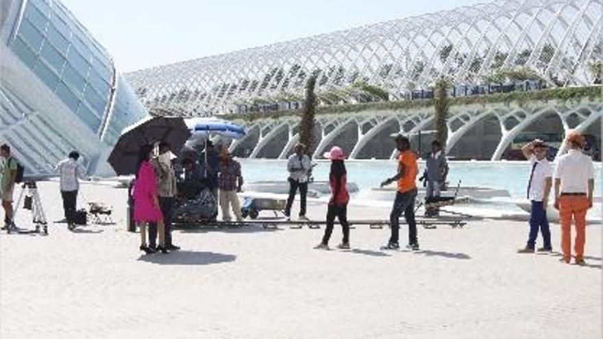 Actores y bailarines, durante el rodaje ayer en la Ciudad de las Artes y las Ciencias.