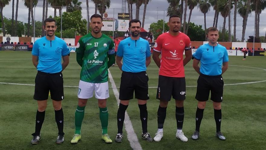 Los capitanes y el trío arbitral, antes del inicio del partido.