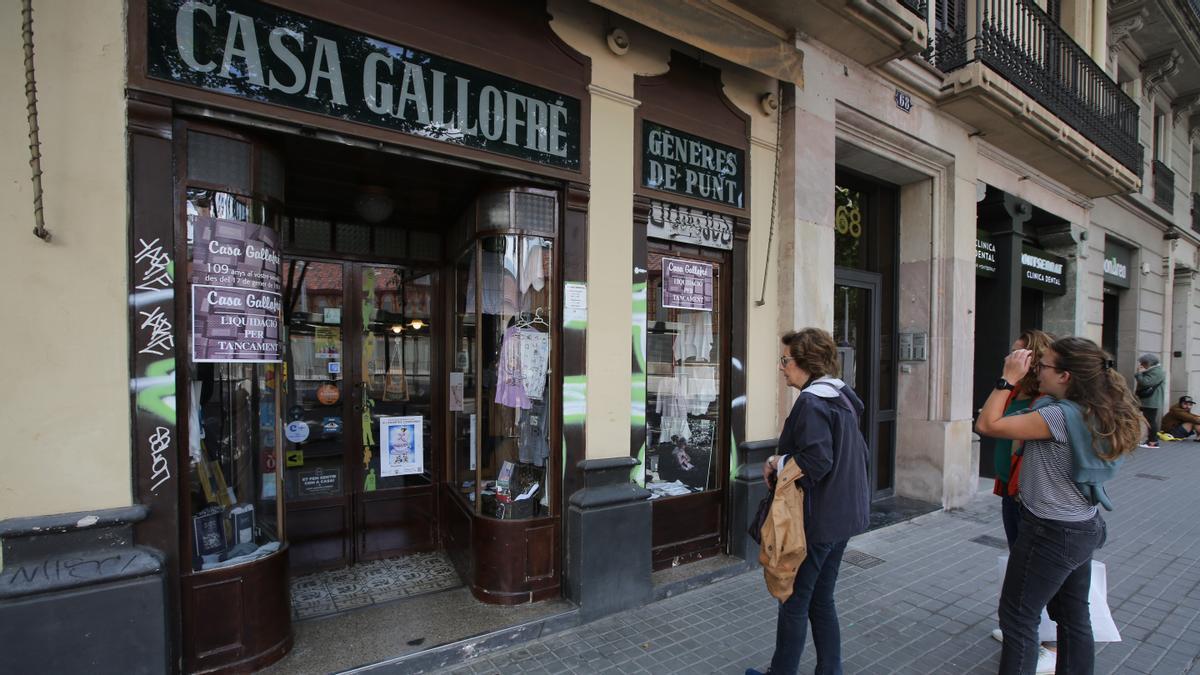 Un repunte de clientes despide la Casa Gallofré de Sant Antoni desde que colgó los carteles de liquidación