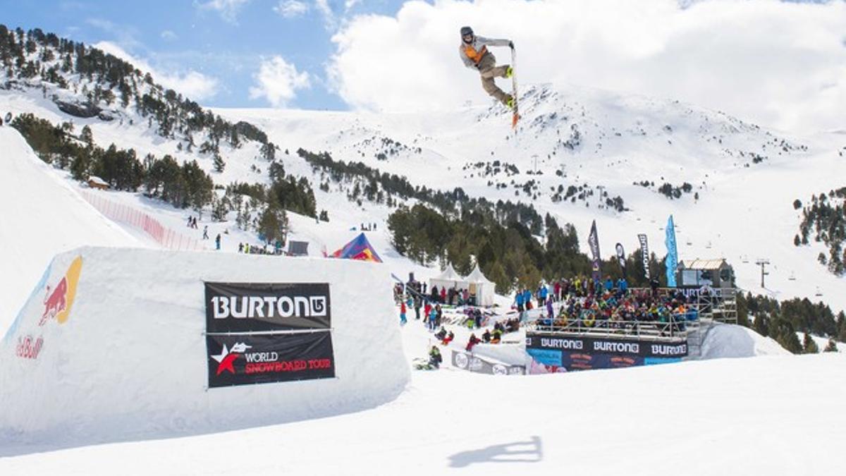 Un participante de la pasada edición del Total Fight ejecuta un salto en El Tarter (Andorra)