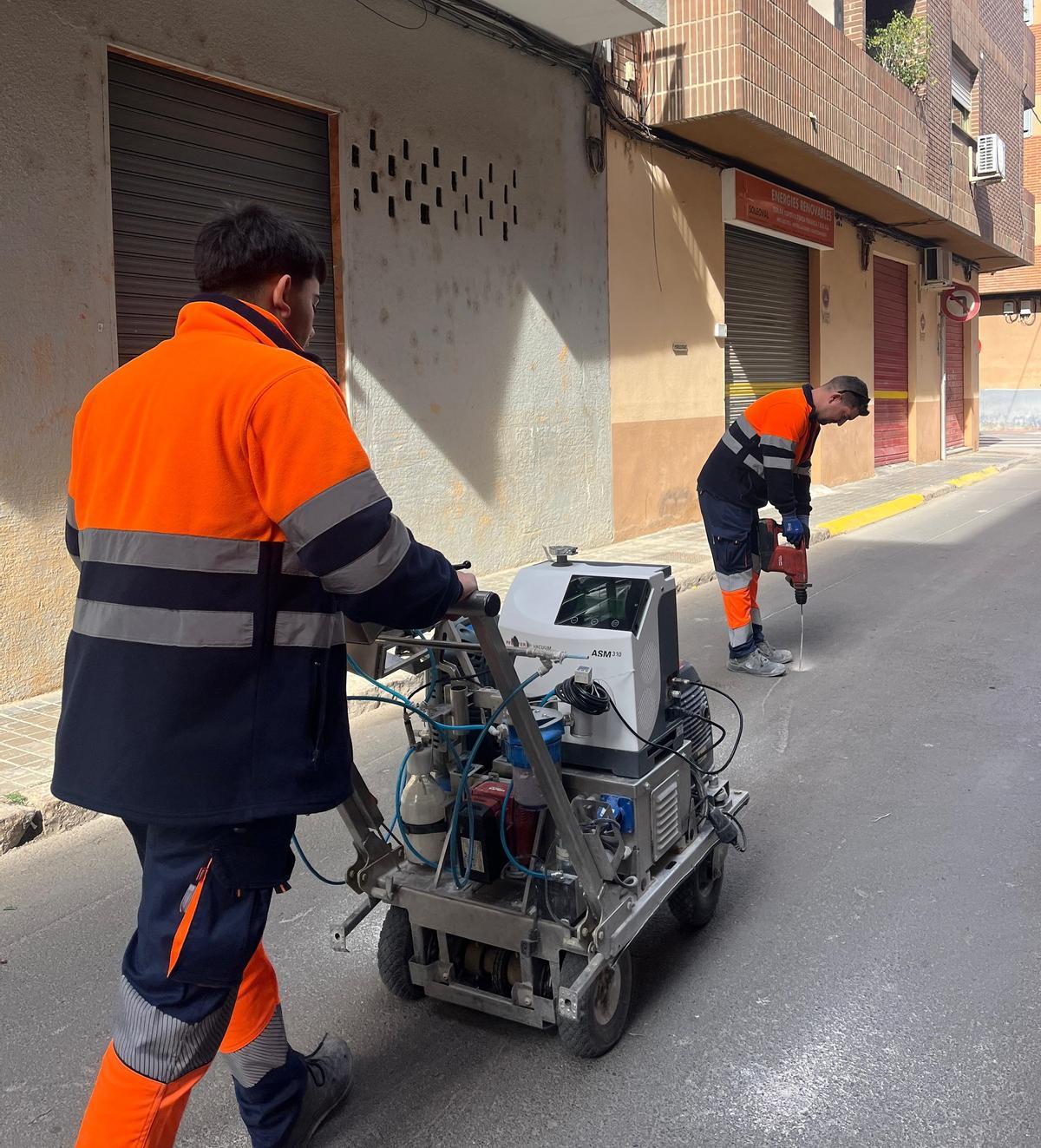 Los operarios de la empresa suministradora realizan los trabajos en la red.