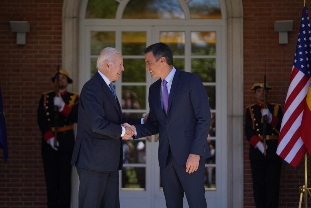 El presidente de EEUU, Joe Biden, junto a Pedro Sánchez a su llegada a Moncloa.