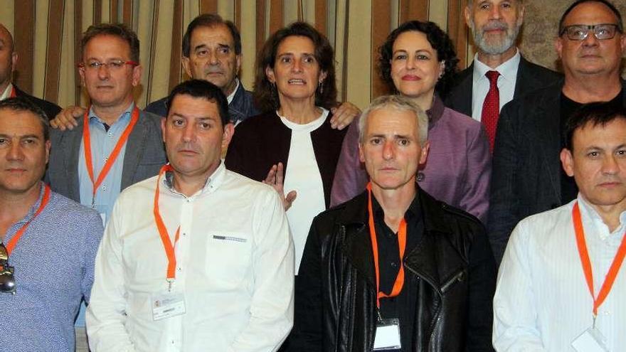 Las ministras de Transición Ecológica y Trabajo, junto a los representantes de los sindicatos, durante la firma del último plan minero.