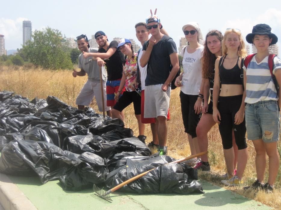 Un grupo de voluntarios de la asociación De Amiticia ha recogido 22 bolsas de vidrio de les Salines