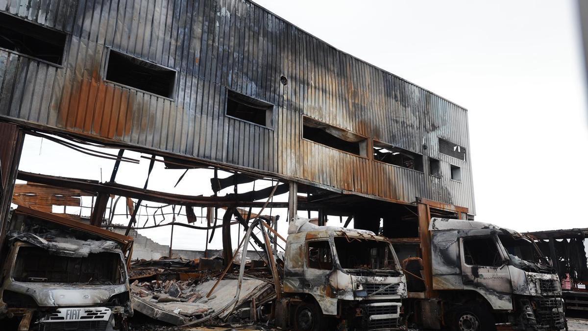 Vídeo: La nave calcinada en la Ciudad del Transporte sigue igual, dos meses después
