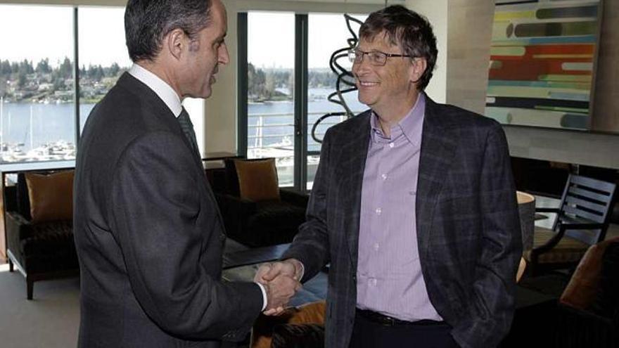 Camps estrecha la mano al cofundador de Microsoft, Bill Gates, en Washington
