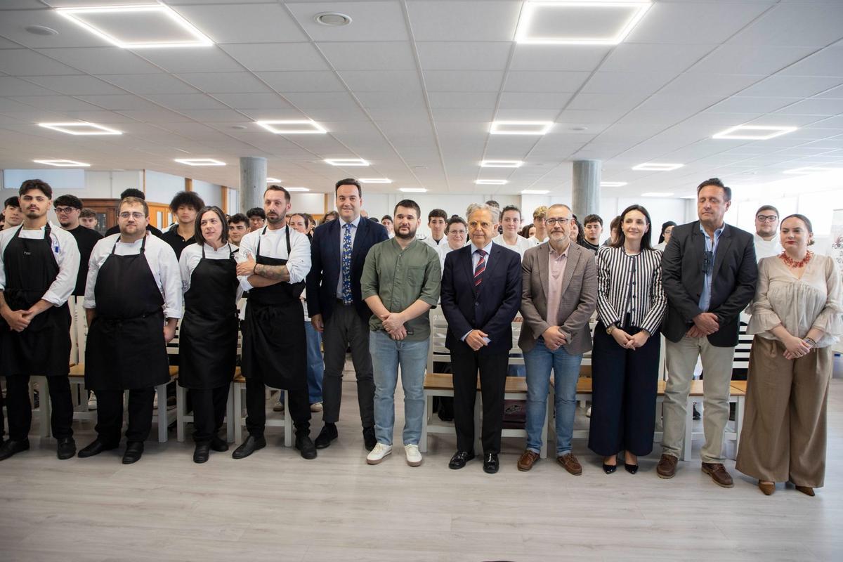 Ezequiel Montilla, acompañado por Salvador Fuentes y otras autoridades, con alumnos del curso en Priego.
