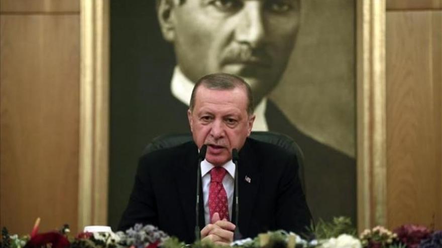 Bruselas insta a Erdogan a no &quot;abusar&quot; de la Interpol para detener a escritores opositores