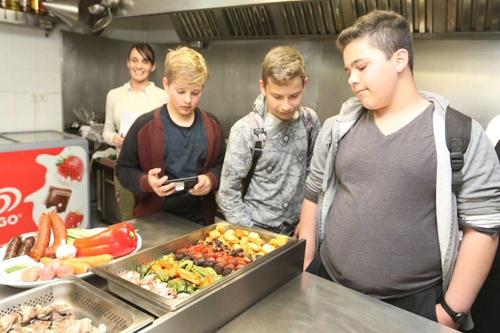 Quince estudiantes de Sa Blanca Dona aprenden a preparar el plato típico ibicenco.