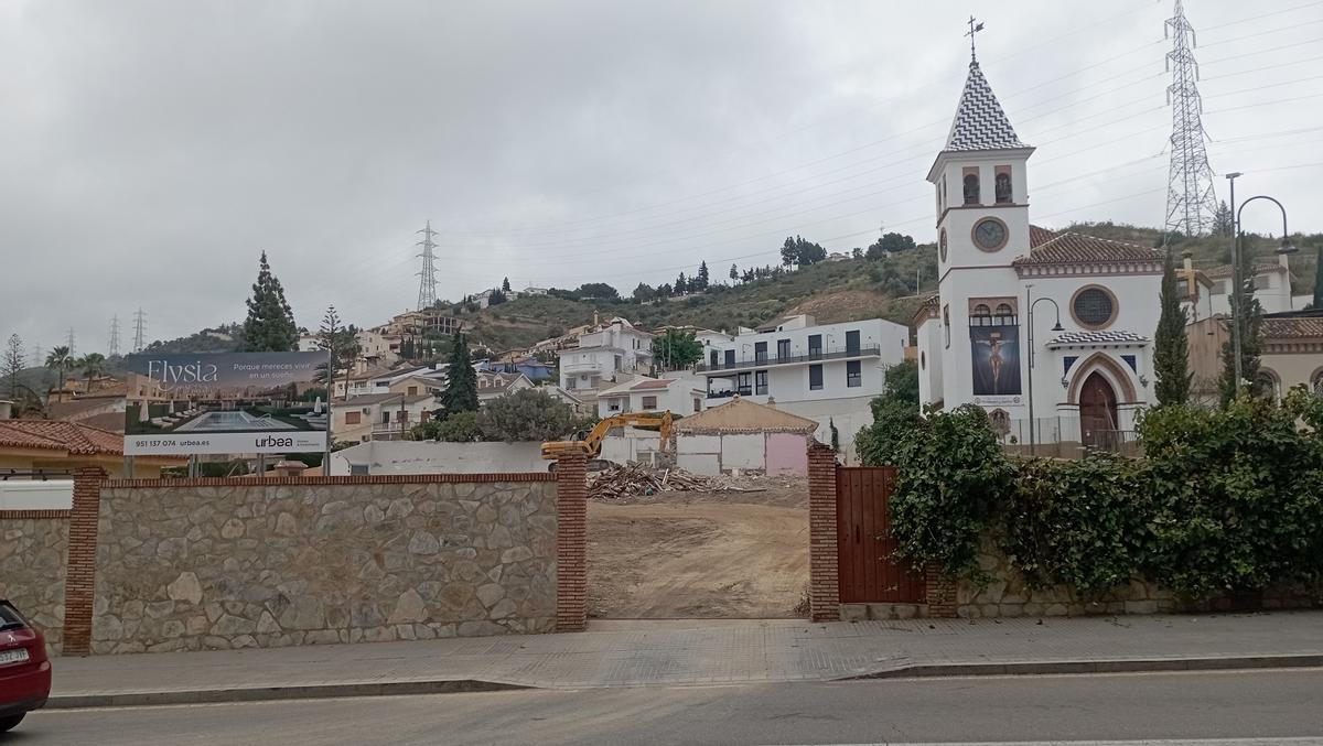 Vista del solar de Lope de Rueda, 68, en el Puerto de la Torre, con la villa ya demolida y un cartel del promoción de adosados, ayer.