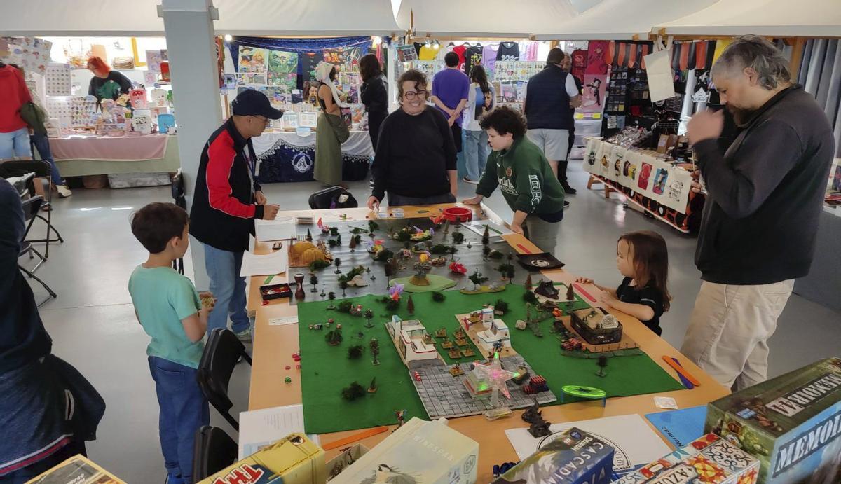 Uno de los juegos de mesa, ayer en la feria que se celebra en el alto de la plaza de abastos | FIRMA