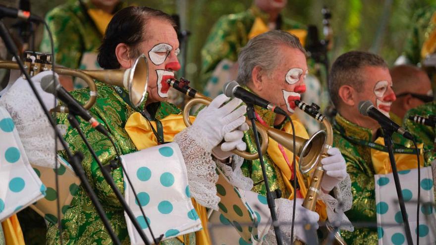 Pedro Ortega, a la izquierda, junto a Carmen Dolores Vela, Cristóbal Reyes y Juani Febles. | | CARSTEN W. LAURITSEN