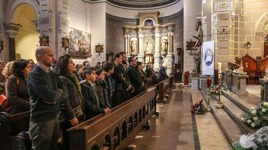 Asistentes al funeral de Fructuoso Moisés Fernández, ayer, en la basílica de San Juan el Real.