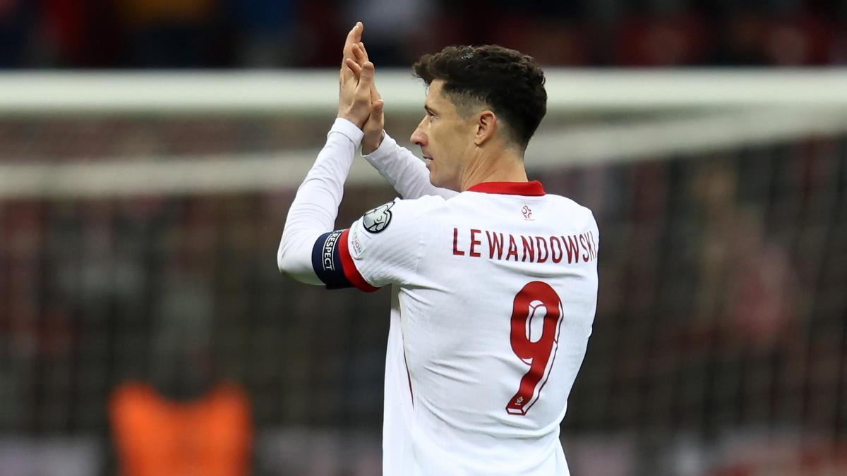 Robert Lewandowski se despide del público tras el partido ante Estonia.