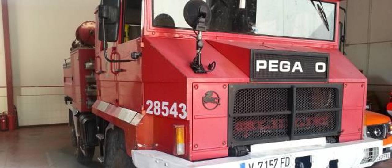 Mandos de bomberos estrenan coches mientras las brigadas van en camiones de 19 años