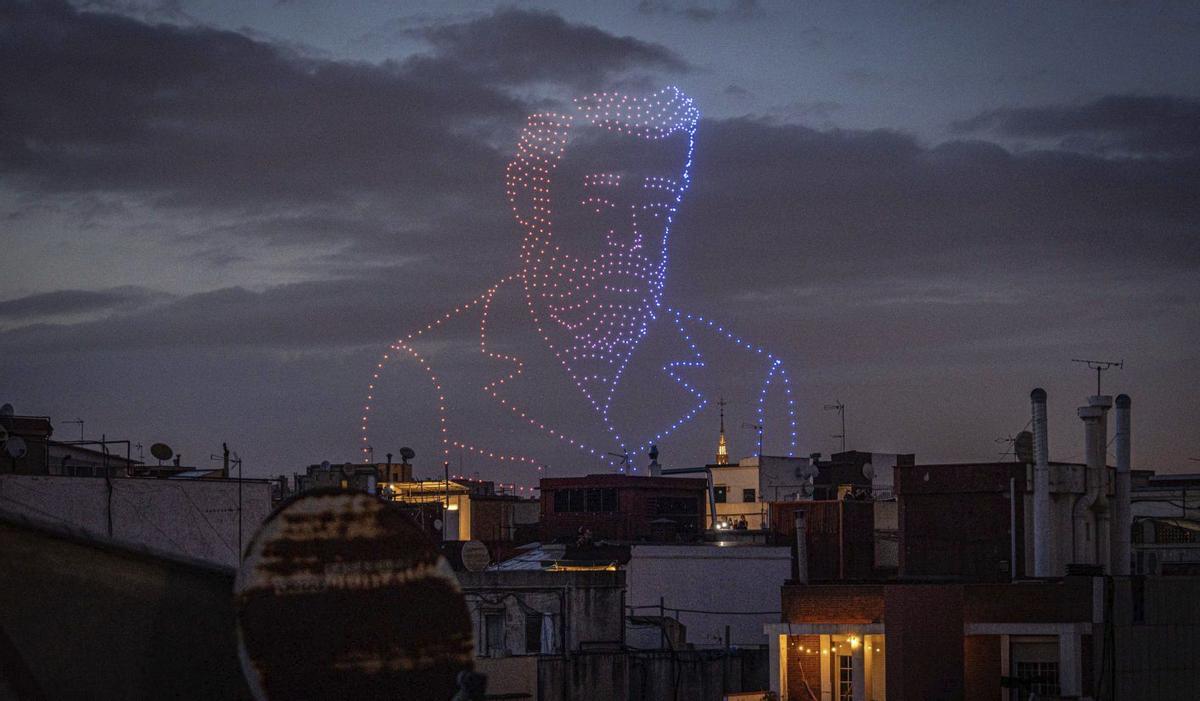 La figura de Gaudí, dibuixada amb drons al cel, durant l’espectacle visual a la Sagrada Família. | MANU MITRU