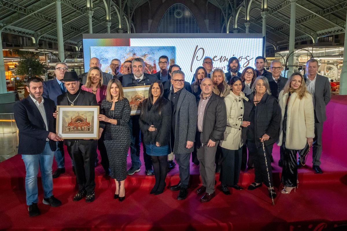 Premiados, autoridades y comerciantes del Mercado de Colón.