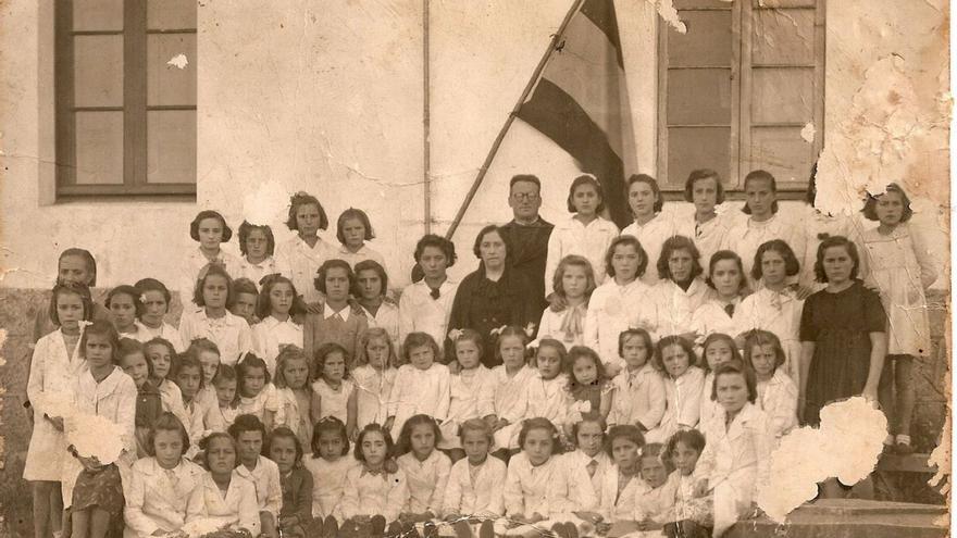 Fotografía histórica de una promoción de la escuela de Biedes.