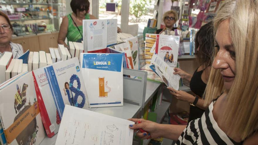 Una mujer mirando libros de texto