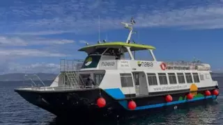 Un barco del servicio de transporte a Ons rescata a 12 menores en paddle surf