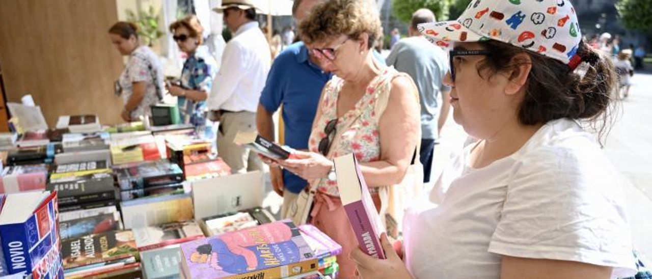 Por la Festa dos Libros pasaron durante el fin de semana cientos de lectores. | // RAFA VÁZQUEZ