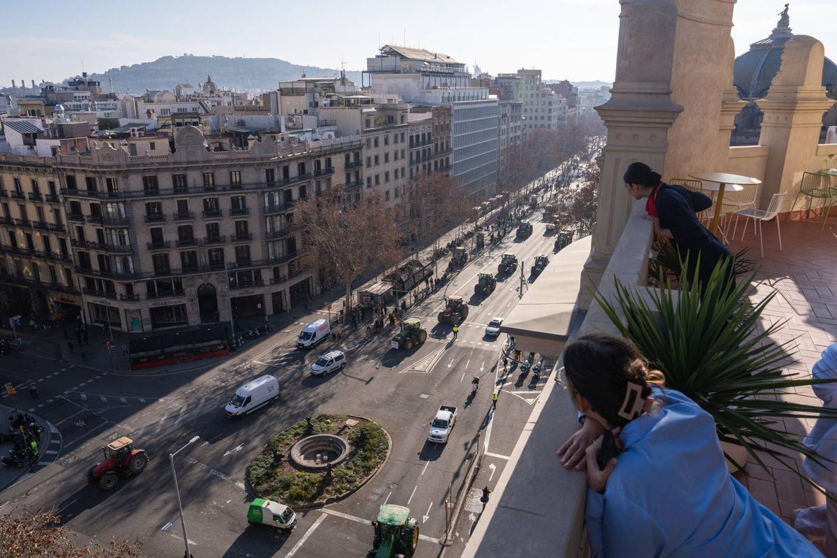 Tractores circulando por la Gran Via de Barcelona