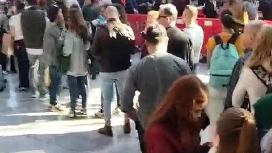 Aglomeraciones en la Estación del Norte para salir de la mascletà de este 13 de marzo.