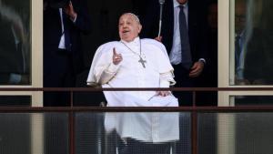 El Papa Francisco a su salida a la ventana del Hospital Gemelli de Roma